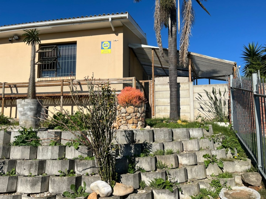 4 Bedroom Property for Sale in Heuwelkruin Eastern Cape